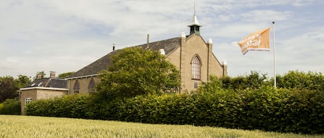 Vanuit vakantiehuis De Kraak van Van Dam heeft u uitzicht op terp en dorp.