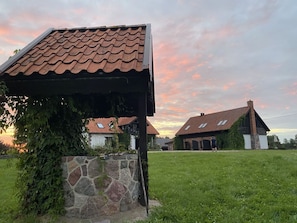 Nuage, Ciel, Propriété, Bâtiment, Plante, Bois, Lot Terre, Chalet, Herbe, Paysage