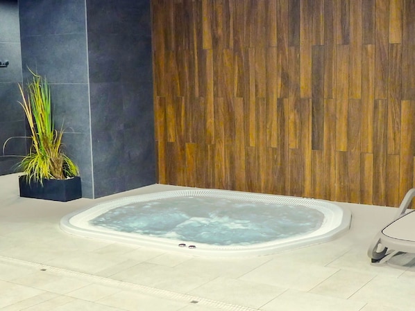 Wasser, Eigentum, Schwimmbad, Pflanze, Rechteck, Holz, Blumentopf, Zimmerpflanze, Flooring