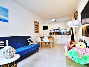 Möbel, Bilderrahmen, Dekoration, Interior Design, Couch, Tabelle, Flooring, Fussboden, Gelb, Wohnzimmer