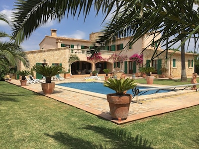 Villa con piscina privada climatizada y wifi en una tranquila ubicación en el campo 