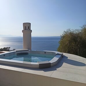 Outdoor spa tub