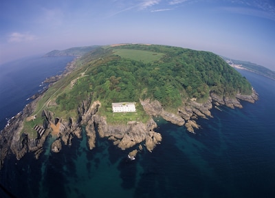 Wahrzeichen Gebäude auf einer atemberaubenden Landzunge in Cornwall