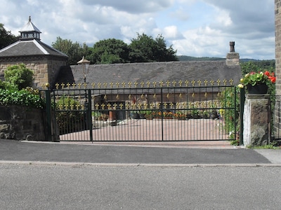 Good Central Base near Peak District, 5 bedrooms, 3 showers, WiFi, SkyTV, 