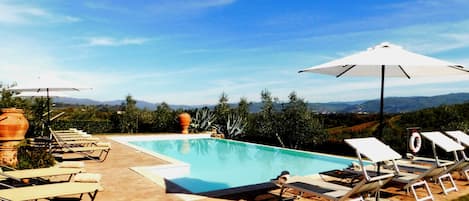 Villa MURGIANO's Infinity Edge Pool & spacious Lounging Area