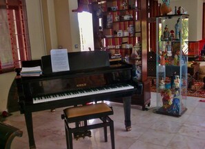 piano de cauda na sala de estar