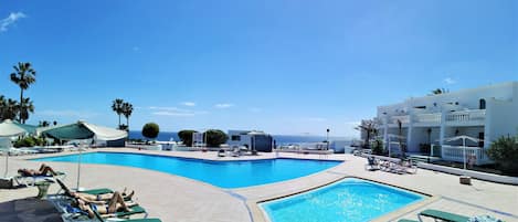 Swimming pools for adults and kids with ocean view - Piscina adultos y niños con