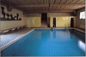 Hallenschwimmbad (10,6 m x 5,6 m; 1,50 m tief) mit Ausgang zur Liegewiese