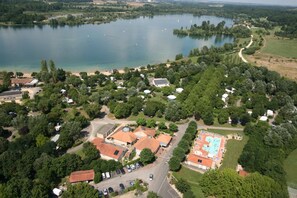 Lac de Saint Cyr a 5Km : plage, pédalo, parc aquatique