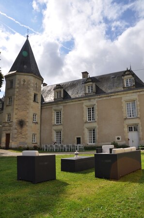 Vue de la façade côté Nord de la maison, avec salon été