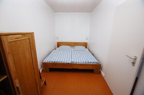 Schlafzimmer mittlerweile mit Bildern an der Wand