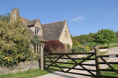 Cotswold Cottage im historischen Dorf von Stanton mit Ansichten über offene Felder 