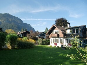 Blick aufs Haus mit Garten