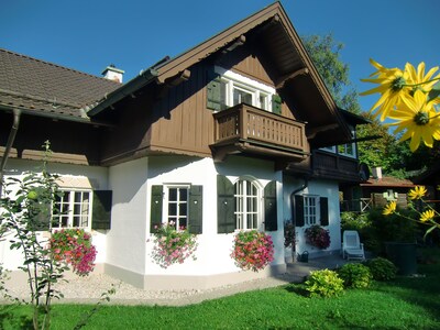 Casa de vacaciones de cuatro estrellas con una vista fantástica y un gran jardín privado. 