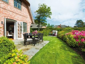 Terrasse im hübsch angelegten Garten