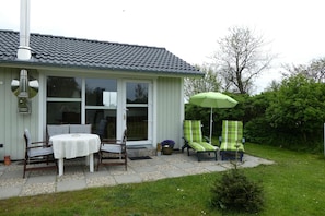 Die Terrasse des Ferienhauses lädt zum Chillen in der Natur ein.