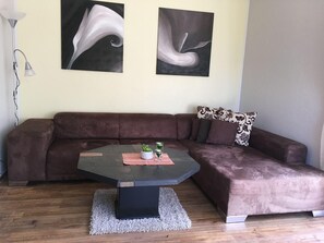 Wohnzimmer mit gemütlicher Sitzecke