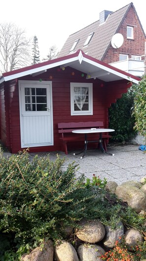 Das Gartenhaus mit der Terrasse,  Grill, ,Gartenmöbel und Liegen zum gemütlichen Treffen mit allen Gästen.