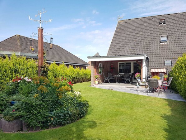 Garten mit überdachter Terrasse