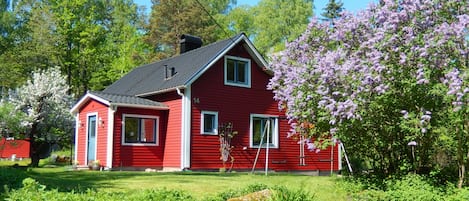 Willkommen im "Blomsterhus Fågelfors", unserem Ferienhaus in Schweden.