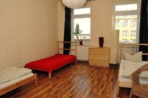 2. Schlafzimmer - L10