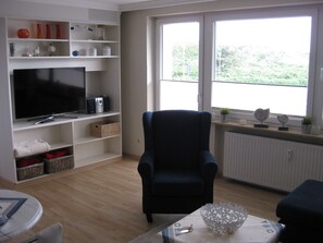 Wohnzimmer mit großen Fernseher.