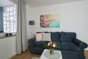 Wohnzimmer mit Schlafsofa