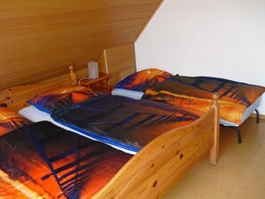 Das Schlafzimmer mit (auf Wunsch) Zustellbett für 1 Kind das nicht mehr im Babybett schlafen kann