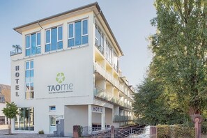 TAOme Feng Shui Stadthotel Breisgau, (Emmendingen), LHS 01774-TAOme Hotel Außenansicht seitlich