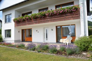 Terrasse mit Sitzecke im Sommer