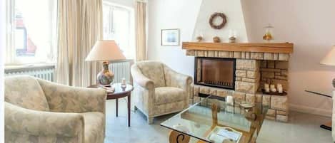 Wohnzimmer mit Kamin