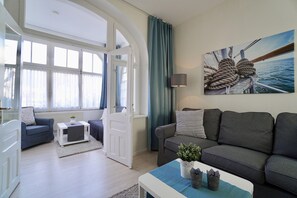 Wohnzimmer mit Schlafsofa