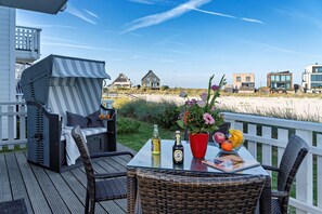 Bestuhlung mit Strandkorb im Erdgeschoss auf der Terrasse