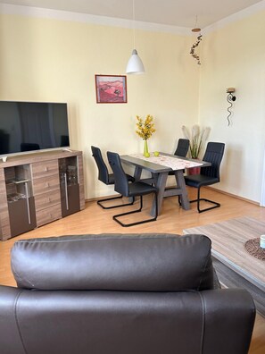 Wohnzimmer, Esstisch und Smart-TV