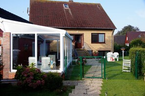 Wintergarten bei der Garage.Die Ferienwohnungen befinden sich im OG