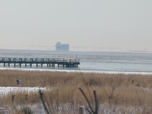 Den ganzen Tag Schiffe zählen - warum nicht ... ist doch Urlaub!
Blick von der Loggia auf den Schobüller Steg und die Husumer Bucht