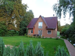 Gartenansicht mit Terrasse