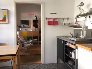 Durch die Küche in den Wohnbereich