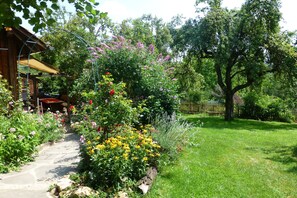 Zugang zur großen Sonnen-Terrasse - eingebettet in den Naturgarten