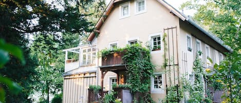 Frontansicht mit Gästeterrasse im Ergdgeschoss