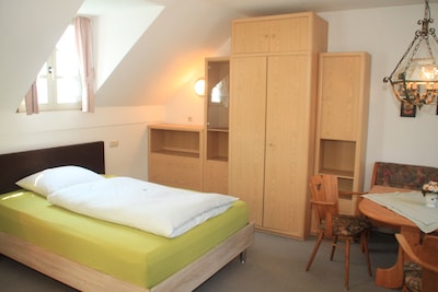 Kleine Dachgeschosswohnung in denkmalgeschütztem Bruchsteinhäuschen Eifel/Aachen