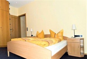 Ferienwohnung, 75qm, Balkon, 2 Schlafzimmer, max. 5 Personen-Fewo Schlafzimmer