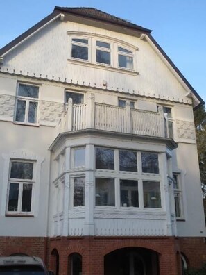 Die Wohnung befindet sich in der oberen Etage einer Villa in einer ruhiger Straße mit altem Baumbestand.