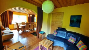 Wohnbereich mit Esszimmer und Couchecke
