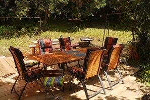 Terrasse und Feuergrill