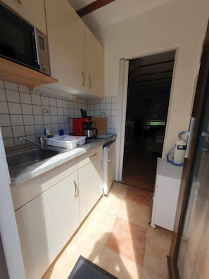 Single Küche mit 2 Platten Ceranfeld, Kühlschrank, Mikrowelle/ Grill, Senseo Switsch Kaffeemaschine