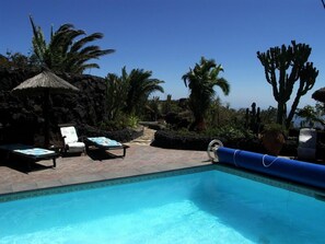 Pool mit Poolterrasse, Tischtennis, Kicker im Garten der Finca