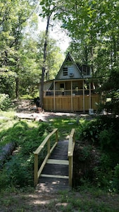 Charming Cabin Walking Distance to Water & Boat Launch