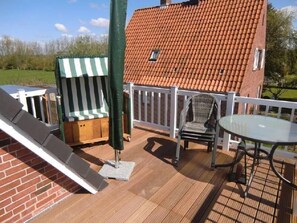 Südwest-Balkon mit Strandkorb, Liegen sowie Tisch und Stühlen