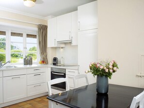 Moderne Küche mit Essbereich und Gartenblick